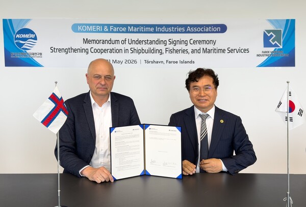 ▲ 배정철 KOMERI 원장(우)이 Mouritz Mohr Faroe Maritime Industries Association 대표(좌)와 업무협약을 체결한 후 포즈를 취하고 있다.