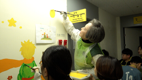 ▲ 서창희 코오롱사회봉사단 총단장이 강서구 경향지역아동센터를 찾아 벽화 그리기 봉사를 진행하는 모습.