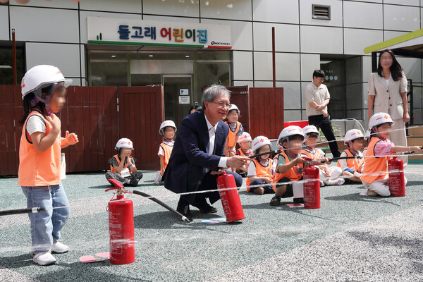▲ 손주석 석유공사 사장(가운데)이 28일 사내어린이집 안전행사에 참여해 원아들과 교육용 소화기를 직접 사용해보고 있다.