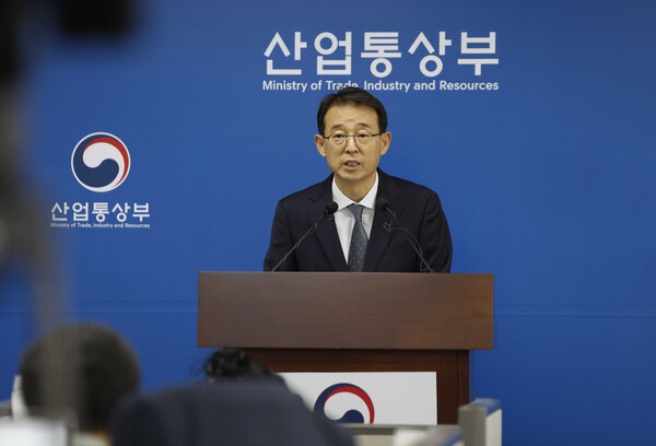 ▲ 강감찬 산업통상부 무역투자실장은 1일 정부세종청사 산업부 기자실에서 출입기자단에게 5월 수출입동향에 대해 브리핑을 하고 있다.