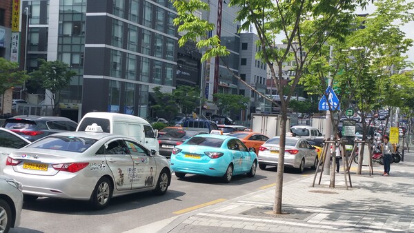 ▲ 도로에서 LPG 택시에 끼여 전기택시가 주행중인 모습.