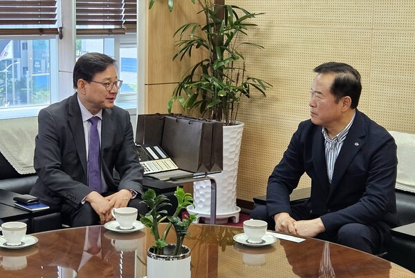 ▲ 박경국 한국가스안전공사 사장 (오른쪽)과 최한종 ASML 코리아 대표이사가 고압가스 안전관리 기준 합리화 및 향후 협력 방안에 대해 논의하고 있다.