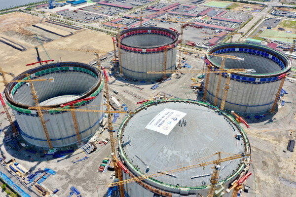 ▲ 2024년 5월 당진LNG생산기지에서 국내 최대 용량인 27만㎘ LNG 저장탱크의 지붕 상량(Roof Air-Raising)을 성공적으로 완료한 모습.