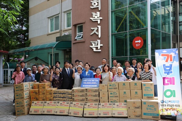 ▲ 임종석 가스기술공사 사장(왼쪽)과 황정아 국회의원(가운데), 김영미 송강사회복지관 관장(오른쪽)은 푸드마켓 이용 주민분들과 함께 기념사진을 찍고 있다.
