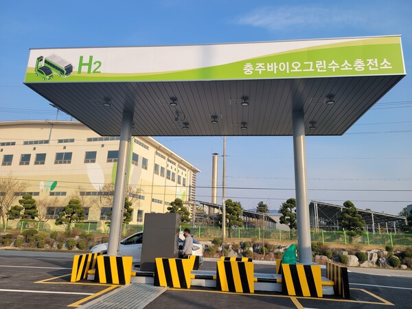 ▲ 바이오가스를 활용해 생산된 수소를 활용하고 있는 충주바이오그린수소충전소의 모습.