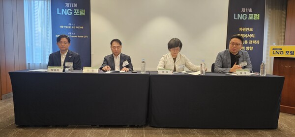▲ 조홍종 단국대 경제학과 교수(왼쪽 두번째)가 좌장을 맡은 가운데 김진수 한양대 자원환경공학과 교수, 김윤경 이화여대 경제학과 교수, 박재홍 민간LNG산업협회 사무국장이 패널토론을 하고 있다.