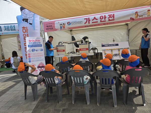 ▲ 전병일 가스안전공사 서울서부지사장이 용산 전쟁기념관 평화의 광장에서 가스보일러 모형을 통한 보일러 안전사용에 대한 설명을 하고 있다.