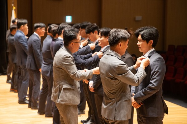 ▲ 이번에 입사한 신입사원들은 앞으로 본사와 사업소 등 각 부서에 배치돼 천연가스 생산·공급과 연구개발, 경영지원 등의 업무를 수행한다.