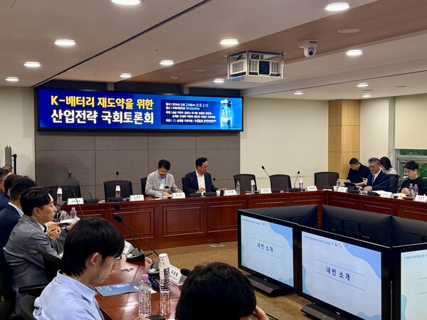 ▲ 24일 국회의원회관에서 열린 ‘K-배터리 재도약을 위한 산업전략 국회토론회’에서 글로벌 시장 변화와 산업 경쟁력 강화 방안이 논의됐다.