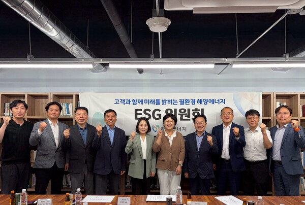 ▲  제20차 ESG위원회 참석자들이 기념촬영을 하고 있다.