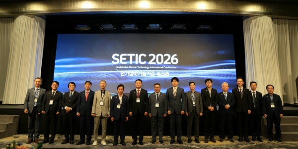 ▲SETIC 2026 주요 참석자들이 기념촬영을 하고 있다.
