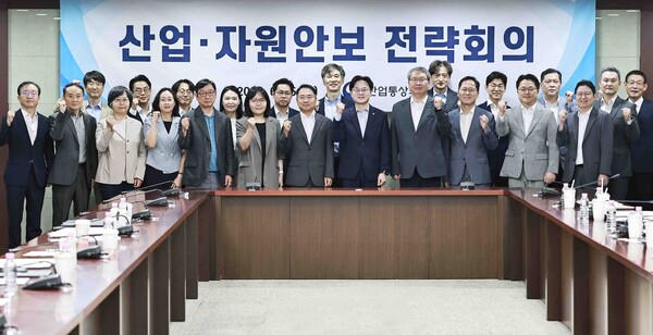 ▲ 김정관 산업부장관이 문신학 차관을 비롯 산업·자원안보 전문가 및 업계 관계자들과 함께 제1회 산업·자원안보 전략회의 후 단체 기념 촬영을 하고 있다.