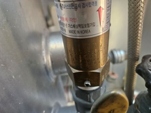 ▲ 가스안전공사의 검사 합격품이라는 문구가 선명한 문제의 안전밸브.