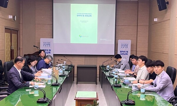 ▲ 충북TP에서 ‘가속기장치 선도기술개발 지원사업’에 대한 협약 및 사전교육이 진행되는 모습.
