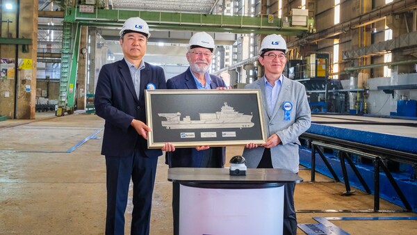 ▲튀르키예 테르산 조선소에서 신규 포설선 착수 기념식 후 김병옥 LS마린솔루션 대표(왼쪽부터), 누레틴 팍수(Osman Nurettin Paksu) 테르산 조선소 대표, 이근창 LS마린솔루션 통신시공지원부문장이 기념촬영을 하고 있다.