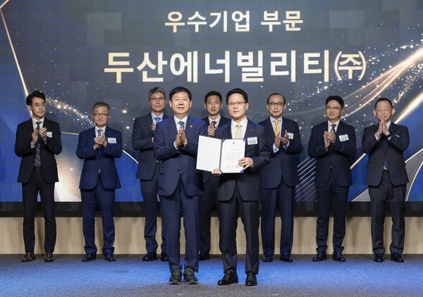 ▲박상현 두산에너빌리티 사장(앞줄 오른쪽)이 포창 수상 후 구윤철 경제부총리와 기념촬영을 하고 있다.