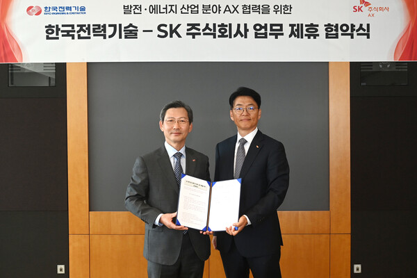 ▲김태균 한국전력기술 사장(왼쪽)과 김완종 SK AX 사장이 성남 SK U타워에서 ‘발전·에너지 산업 분야 AX 협력을 위한 업무협약(MOU)’ 체결 후 기념촬영을 하는 모습.