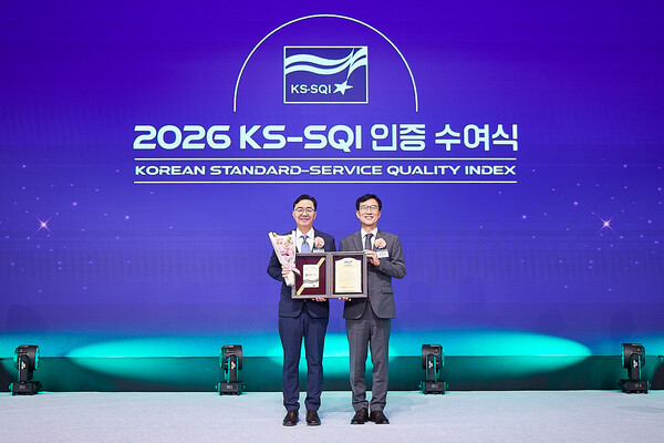 ▲ 최찬호 HD현대오일뱅크 영업지원부문장(좌)이 한국표준협회 주관 2026년 한국서비스품질지수 조사에서 12년 연속 주유소 부문 1위를 차지한 후 기념 촬영을 하고 있다.