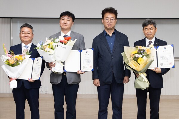 ▲ 이과형 한국가스공사 상생협력처장 직무대리(오른쪽 끝)가 이전공공기관 지역발전 우수사례 ‘국토교통부 장관상’을 수상하고 기념촬영을 하고 있다.