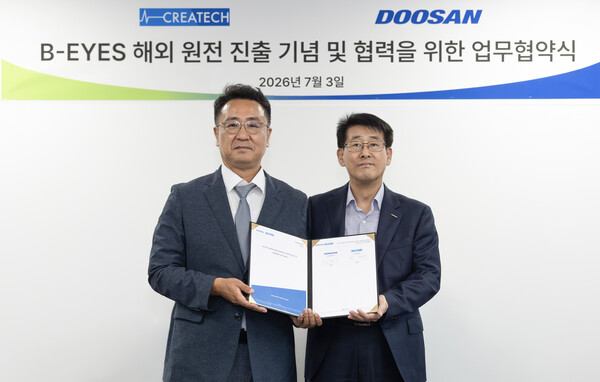 ▲김덕수 두산에너빌리티 TM설계 담당(오른쪽)과 최태묵 크리에이텍 대표이사가 기념촬영을 하고 있다.