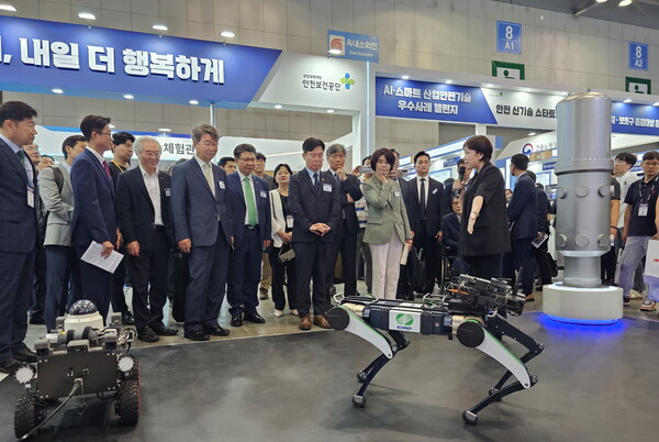▲주요 관계자들이 한수원 부스를 둘러보고 있다.