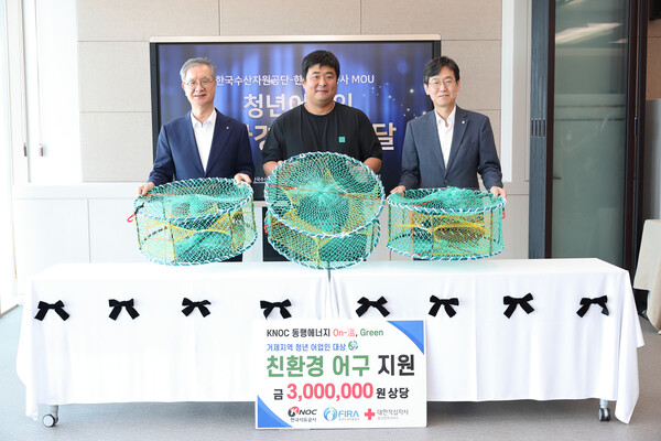 ▲ 해양생태계 회복 및 지역사회 상생을 위한 업무협약을 체결한 후 손주석 석유공사 사장(좌)이 조진우 청년어업인(가운데)에게 친환경 어구를 전달하며 김종덕 수산자원공단 이사장(우)과 기념 촬영을 하고 있다.