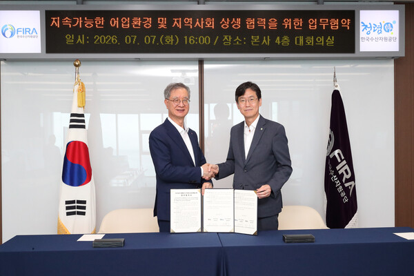 ▲ 손주석 석유공사 사장(좌)이 해양생태계 회복 및 지역사회 상생을 위한 업무협약을 체결한 후 김종덕 수산자원공단 이사장과 악수를 나누고 있다.