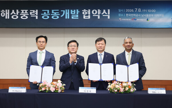 ▲이화 루(Yi-Hua Lu) CIP 아시아·태평양 대표(왼쪽부터), 김성환 기후에너지환경부 장관, 이정복 서부발전 사장, 니틴 압테(Nitin Apte) 뷔나에너지 최고경영자가 공동개발 협약식에서 기념촬영을 하고 있다.