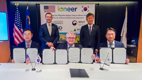 ▲ 현대엔지니이링과 호주 아이오니어가 라이올라이트 릿지 리튬, 붕소 프로젝트 구매 업무수행 을 위한 업무협약을 체결하고 기녕]촬영을 하고 있다.