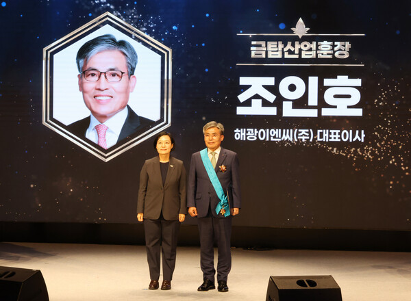 ▲ 대한기계설비건설협회 명예회장인 조인호 해광이엔씨㈜ 대표(사진 우)가 금탑산업훈장을 수상한 후 한성숙 국무총리와 기념 촬영을 하고 있다.