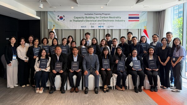 ▲ KCL 관계자 및 태국 연수생들이 ‘태국 친환경 생산 교육 관계자 초청 연수’를 마치고 기념촬영을 하고 있다.