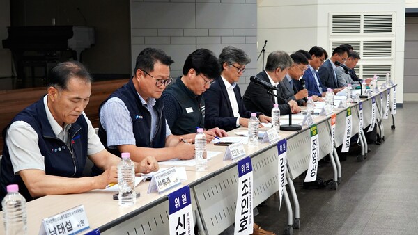 ▲정부 부처 및 발전노동계 관계자들이 기자회견을 진행하고 있다.