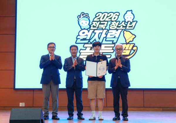 ▲숏츠 영상대회 대상을 수상한 경주정보고등학교 정승환 학생(오른쪽 두번째)