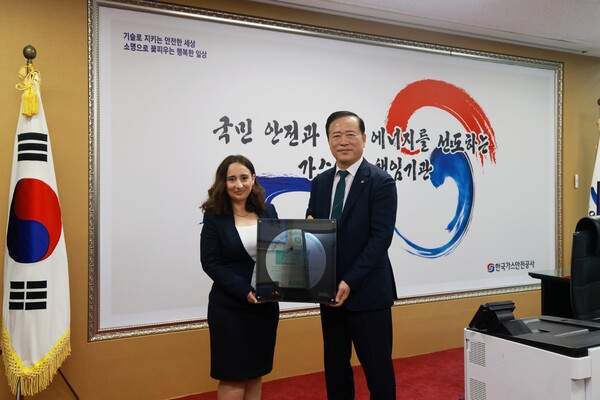 ▲시넴 귀벤 ASML 부사장과 박경국 가스안전공사 사장(오른쪽)이 감사패와 함께 기념사진을 촬영하고 있다.