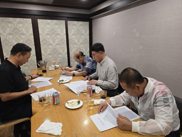 ▲ 유수륜 환경에너지충전조합 이사장을 비롯 임원진들이 이사회에 논의할 안건들을 살펴보고 있다.