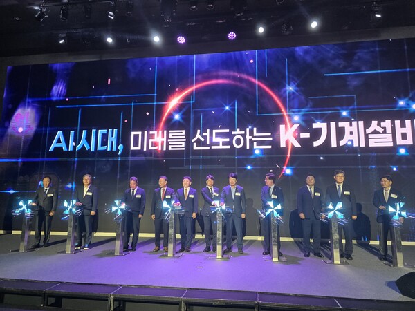 ▲ 11회 ‘기계설비의날’행사에 참석한 홍지선 국토교통부 제2차관을 비롯 박덕흠 국회부의장 등 참석자들이 허용주과 기계설비의날 기념 포퍼먼스를 갖고 있다.