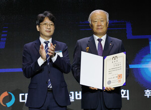 ▲ 11회 기계설비의날 행사에서 대통령 표창을 받은 현동수 동원설비㈜ 대표가 홍지선 국토부 2차관과 기념 촬영을 하고 있다.