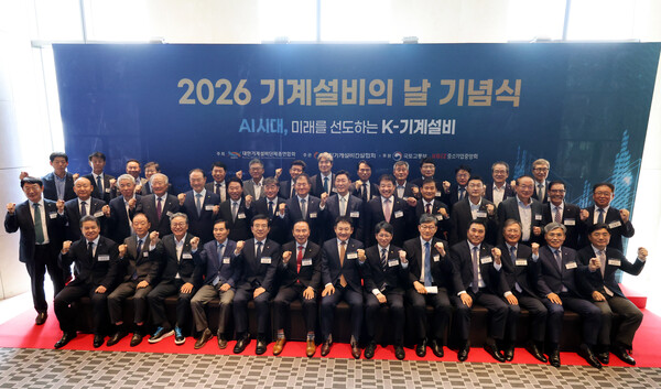 ▲ 11회 ‘기계설비의날’기념 행사에서 허용주 기계설비의날 조직위원장이 홍지선 국토교통부 제2차관을 비롯 박덕흠 국회부의장 등 참석자 및 수상자들과 기념 촬영을 하고 있다.