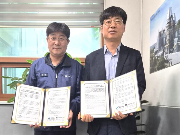 ▲ 안종만 한국광해광업공단 광산안전처장(왼쪽)이 22일 제천에서 한국광해광업공단과 대성엠디아이 제천사업소간 광산 근로자 작업환경 개선을 위한 연구 업무협약을 체결했다.