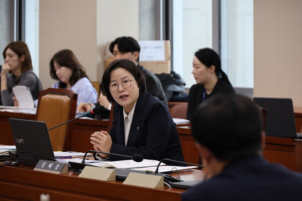 ▲정혜경 진보당 의원이 국정감사에서 질의하는 모습.