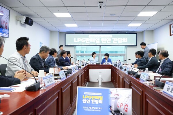 ▲ 더불어민주당 전국소상공인위원회 오세희 위원장이 LPG판매업 현안 간담회 참석자들과 서영교 국회 법사위원장의 인사말을 듣고 있다.