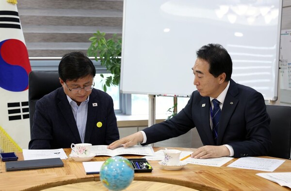 ▲ 박수현 충남도지사가 28일 한강홍수통제소에서 김성환 기후에너지환경부장관을 만나 발전공기업 통합본사 충남 설치 필요성에 대한 설명을 하고 있다.