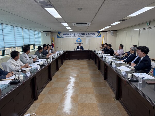 ▲ 기계설비건설협회 가스공사업협의회가 제99차 정기 회의를 갖고 현안과 운영방안에 대한 논의를 하고 있다.