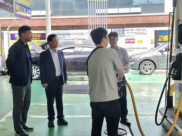 ▲ 최춘식 석유관리원 이사장이 서울·경기 소재 주유소를 대상으로 현장점검을 실시하는 모습.