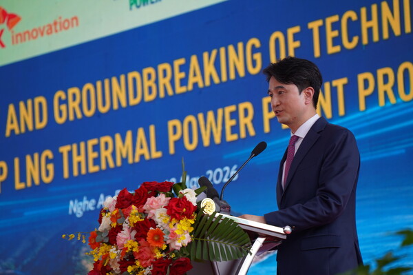 ▲ 추형욱 SK이노베이션 대표이사가 지난 5월 18일 베트남 응에안성 떤마이 지구에서 열린 ‘뀐랍 LNG 프로젝트 기술 인프라 착공식’에서 축사를 하는 모습.