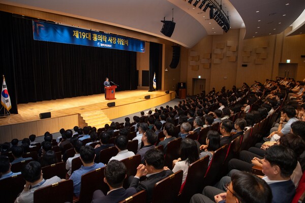 ▲ 홍의락 한국가스공사 신임 사장은 취임사를 통해 △한국가스공사의 위상과 가치 제고 △브릿지 에너지 역할 확립 △AI 기반 에너지 플랫폼 기업으로의 재설계 등 3대 경영방향을 제시했다.