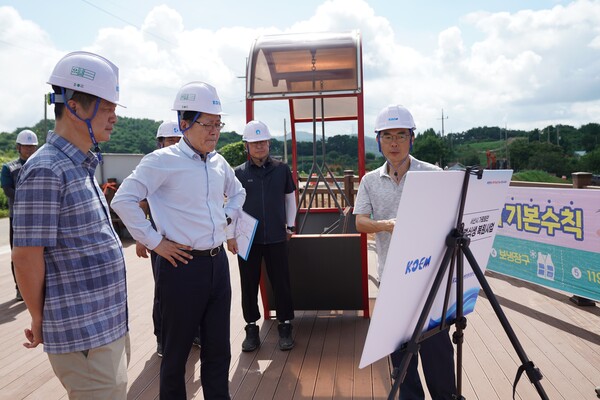 ▲ 강용석 해양환경공단 이사장이 대산지사와 서산 가로림만 갯벌식생 복원사업 발주사업장을 대상으로 현장 안전보건점검을 실시하고 있는 모습.
