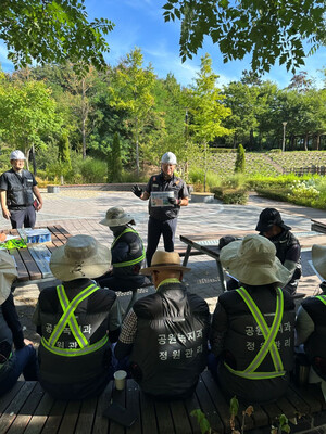 ▲ 안전보건공단이 폭염으로 인한 온열질환을 예방하기 위해 기간제 노동자를 대상으로 울산 중구청과 손잡고 온열질환 예방활동을 갖고 있다.