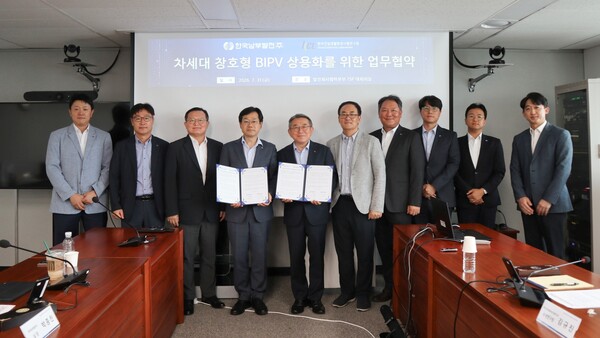 ▲ 천영길 KCL 원장(좌 4번째)과 ‘차세대 창호형 BIPV 상용화를 위한 업무협약’을 체결한 후 김준동 남부발전 사장(우 6번째) 및 양기관 참석자들과 기념 촬영을 하고 있다.