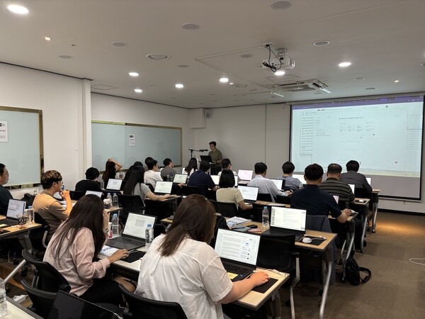 ▲중소기업 대상 실무중심 생성형 인공지능 활용 교육이 진행되고 있다.
